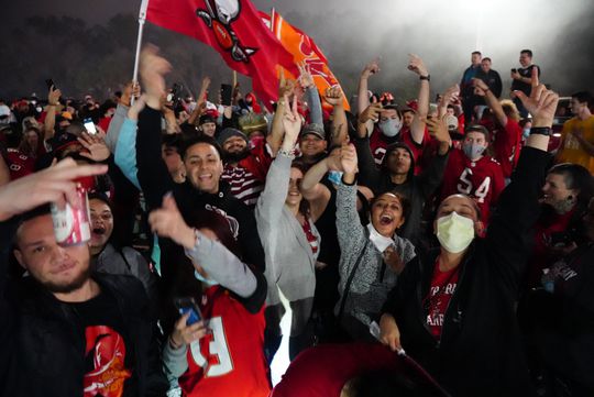 🎥 | Corona? Tampa Bay-fans vieren winst Super Bowl met z'n allen op straat