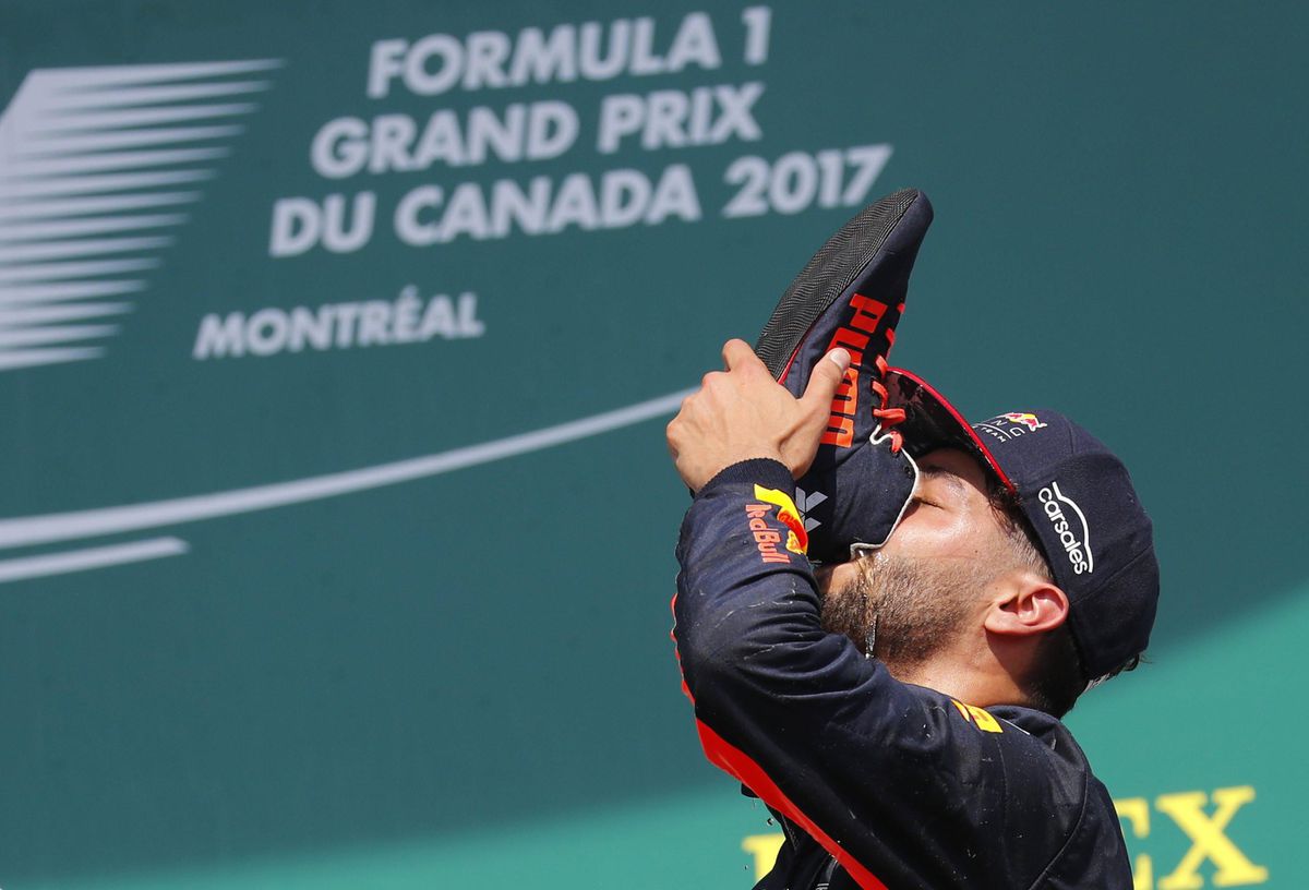 Clown Ricciardo doet maar weer eens een shoey (video)