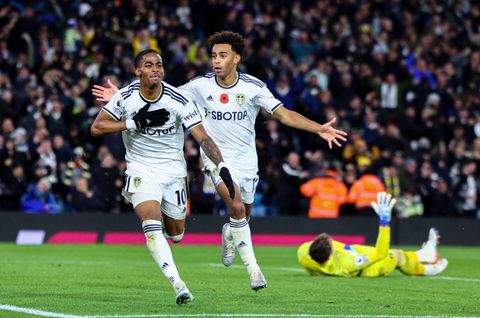 Summerville wéér de matchwinnaar na grandioze comeback Leeds, City wint met 10 man van Fulham