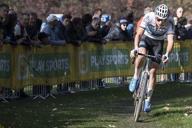 Van der Poel domineert en rijdt bijna hele cross alleen vooraan