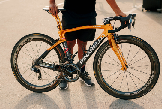 🎥 | VET! Olympisch kampioen Carapaz fietst in Vuelta op deze speciale fiets