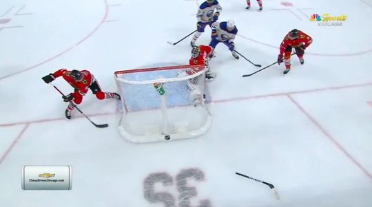 🎥 | NHL-duel beslist door bizar doelpunt: speler scoort via keeper met gebroken stick