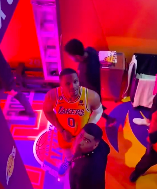 🎥 | 'Stoere' Laker-fan verandert in bangerik als Westbrook terugkomt: 'Zeg dat in mijn gezicht dan?'