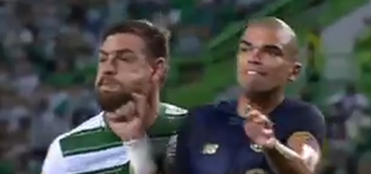 🎥 | Pepe leert het nooit af! 38-jarige Portugees geeft Sporting-speler uppercut