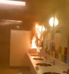 🎥 | Nog meer fik bij Vitesse: Utrecht-fans staken WC in GelreDome in de brand