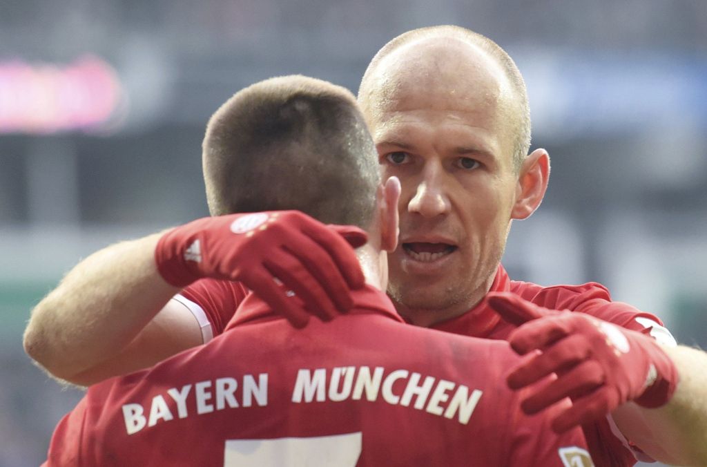 Bayern blijft mede dankzij fraaie goal Robben alleen aan kop