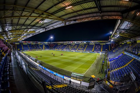 📸 | Boze NAC-fans reizen heel Europa door om anti-CFG-spandoeken op te hangen