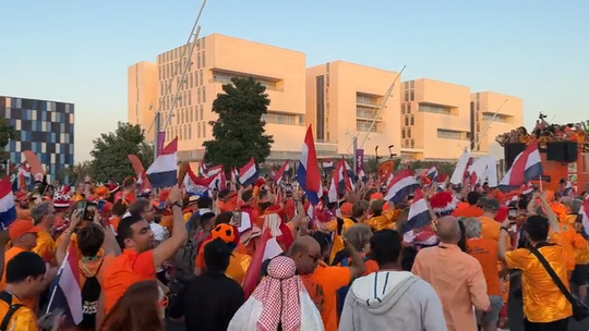 🎥 | Hossende Oranjefans kunnen niet wachten op wedstrijd tegen Ecuador