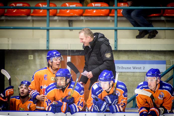 IJshockeyers Eindhoven Kemphanen en Herentals knokken tijdens wedstrijd