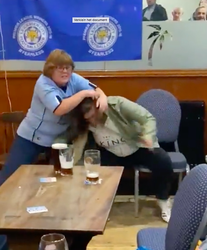 🎥 | Vrouwelijke Leeds- en Leicester-fan gaan viral met ordinaire vechtpartij in een pub