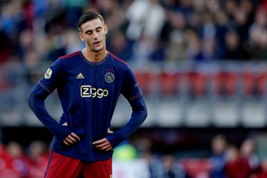 🎥​​ | Ajax kan vertrouwen niet boosten in besloten duel met Utrecht: verlies en rode kaart