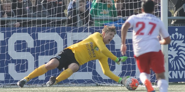 Van der Sar stopt strafschop bij rentree op amateurveld (video)