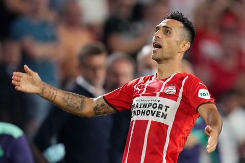 Geluidsman bij Galatasaray-PSV knoeit met de knoppen: 'Schrik er wakker van!'