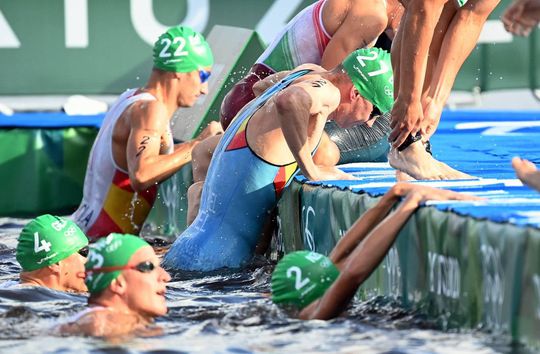 🎥 | WTF! Deze cameraboot zorgt voor een bizarre chaos bij de triatlon