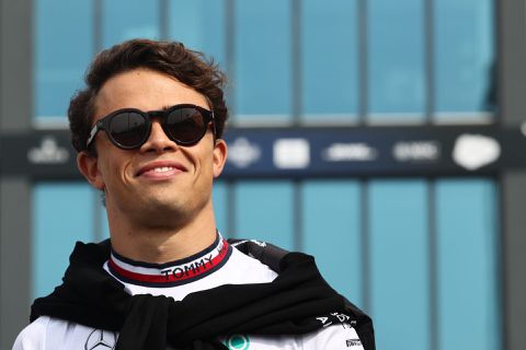 Nyck de Vries vervangt Alex Albon hele weekend bij Williams, maakt zondag GP-debuut