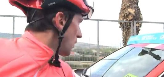 🎥 | WTF? Wielrenner wordt tijdens interview aangereden na etappe Tirreno-Adriatico