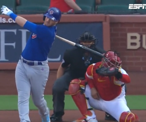 🎥🤕 | AU! Catcher bloedend hoofd geslagen door backswing van honkballer