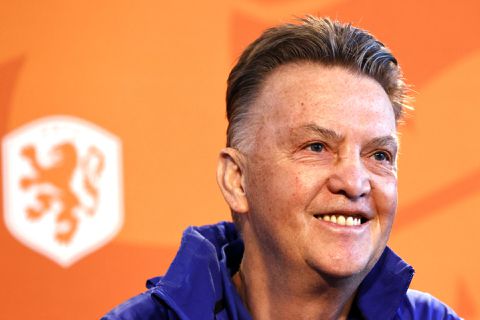 Vrolijke Louis van Gaal: 'Het nieuwe systeem implementeren is goed gegaan'