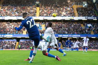 🎥 | Hakim Ziyech schildert bal op hoofd Kai Havertz: Chelsea wint derby