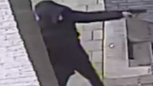 🎥 | Politie toont beelden van dader die Ajax-hooligan doodschoot