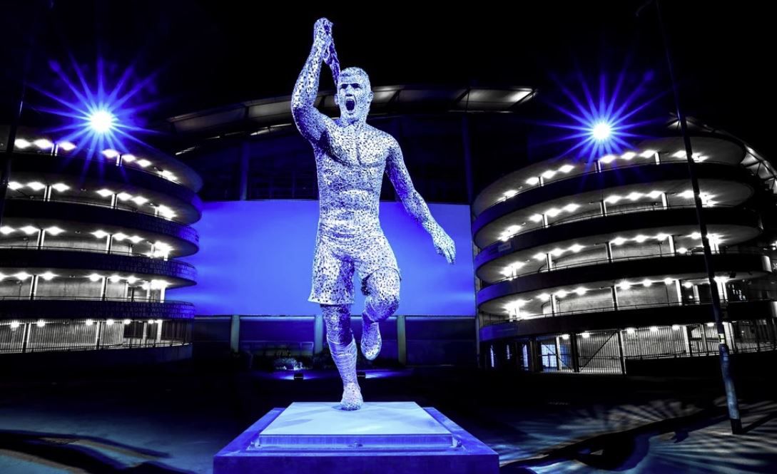 📸​ | 93:20 | Manchester City onthult geweldig standbeeld van juichende Sergio Agüero