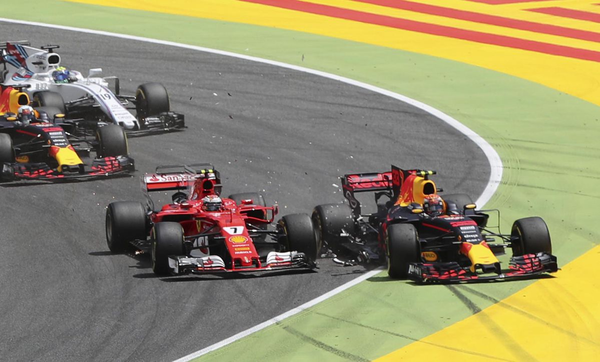 WAT?! Verstappen en Räikkönen al OUT na botsing bij de start (video)
