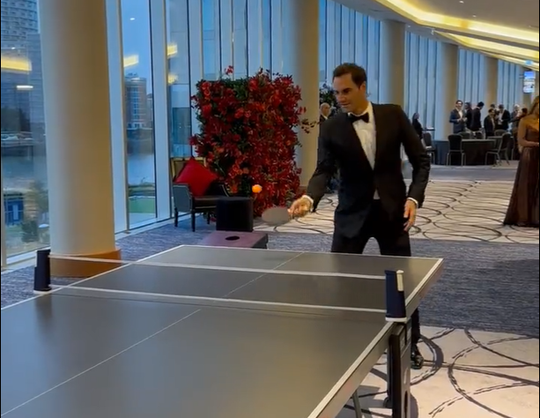 😂🎥 | Roger Federer is druk met opwarmen voor afscheidswedstrijd