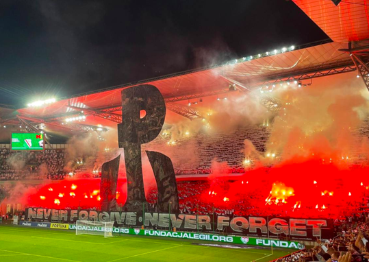 🔥🎥 | Legia Warschau-supporters maken pyroshow op Europese voetbalavond