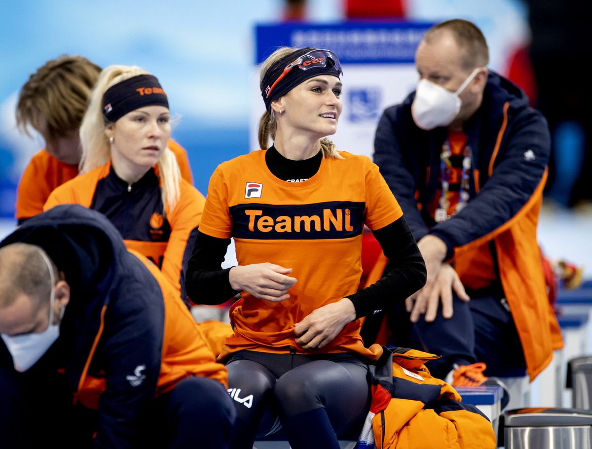 Erben Wennemars ziet gespannen Irene Schouten vlak voor de 3000 meter: 'Niets is moeilijker'