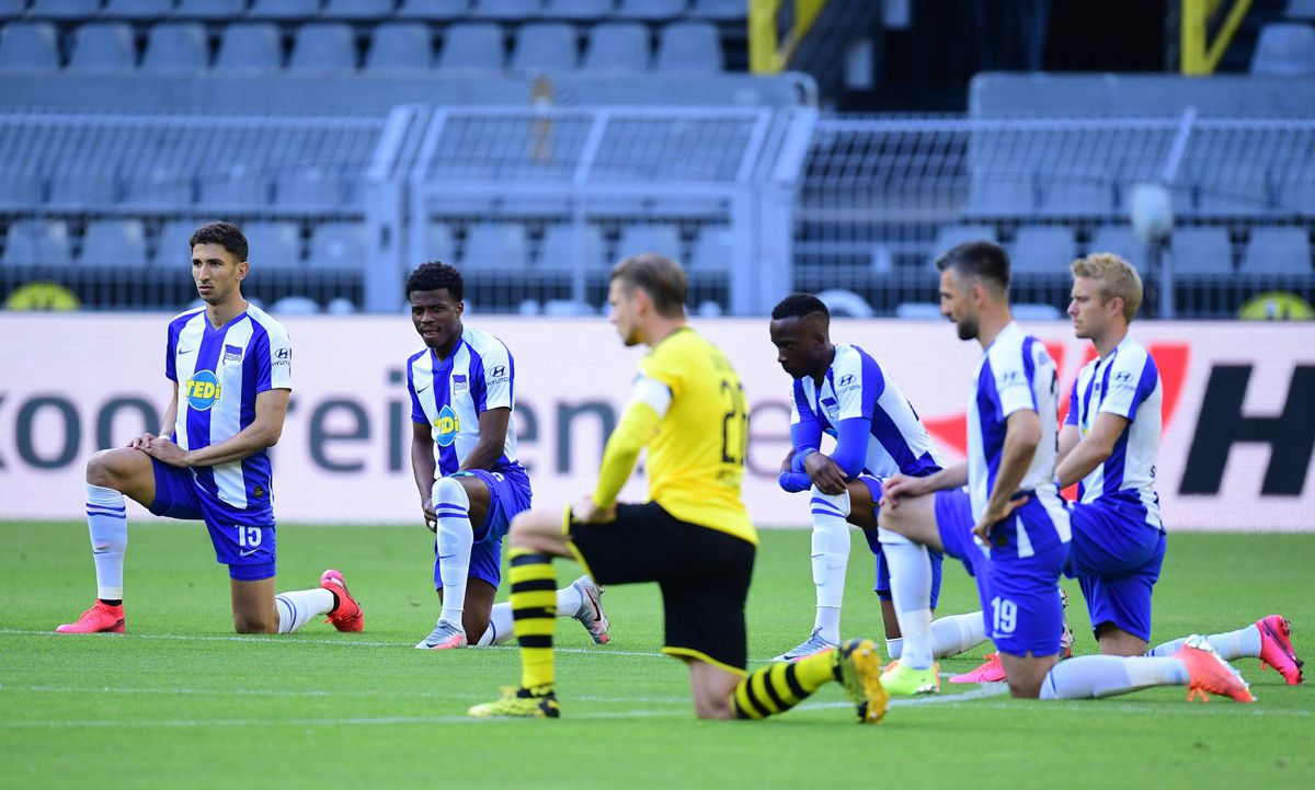 Spelers Dortmund en Hertha maken samen statement tegen racisme