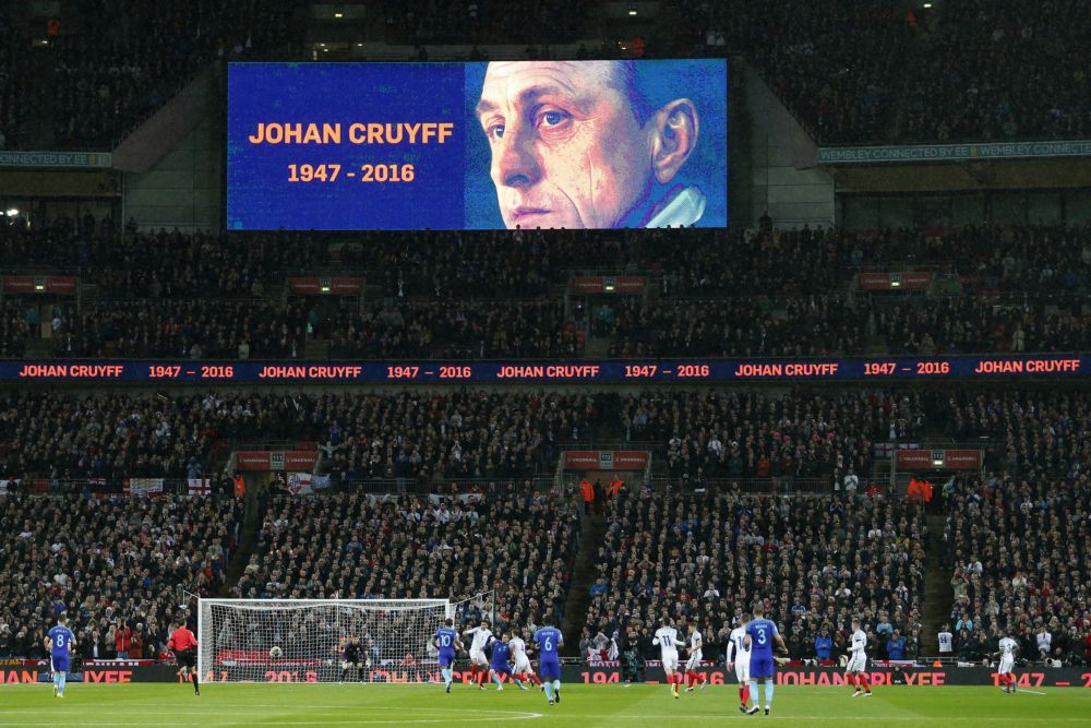 Twijfel bij spelers tijdens rare minuut applaus voor Cruijff (video)