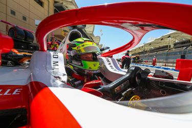 Verstappen denkt niet dat het moeilijk is voor Mick Schumacher om 'zoon van' te zijn