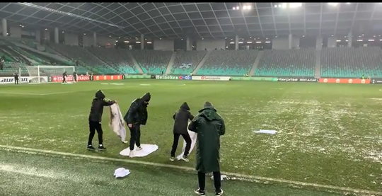 🎥 | Zelden vertoond: medewerkers van NK Ljubljana maken zeiknat veld droog met handdoeken
