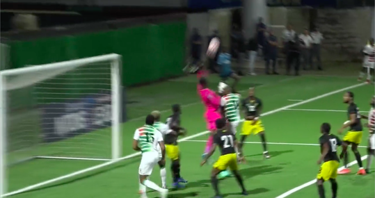 🎥 | Suriname speelt door gelukje gelijk: Jamaicaanse keeper bokst bal klunzig in eigen doel