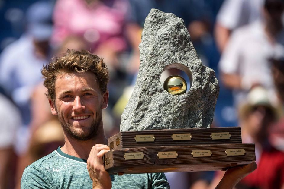 Tennistoptalent Casper Ruud schrijft voor 2e jaar op rij ATP-toernooi Gstaad op zijn naam
