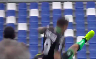 Oeps! Sassuolo-spits gaat hard onderuit tijdens het juichen (video)