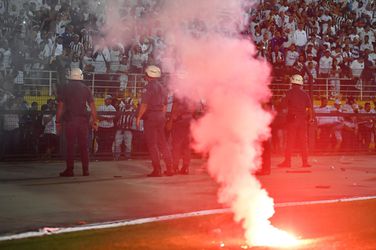 Geweld, vuurwerk en het leger bij Santos - Independiente (video)