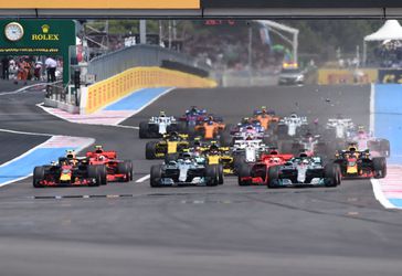 Vettel tikt Bottas aan bij start in Frankrijk, Verstappen naar P2 (video)