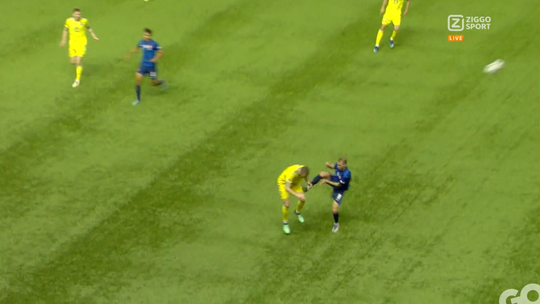 🎥 | Nigel de Jong bij Slowakije? Speler plaatst noppen vol op lichaam tegenstander