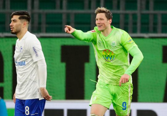 🎥 | Dramatisch Schalke hard onderuit bij Wolfsburg, waar Weghorst een goal en 2 assists noteerde