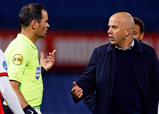 Scheidsrechter Bas Nijhuis is witheet over rare VAR: 'Mogen blij zijn dat de deuren er nog inzitten'
