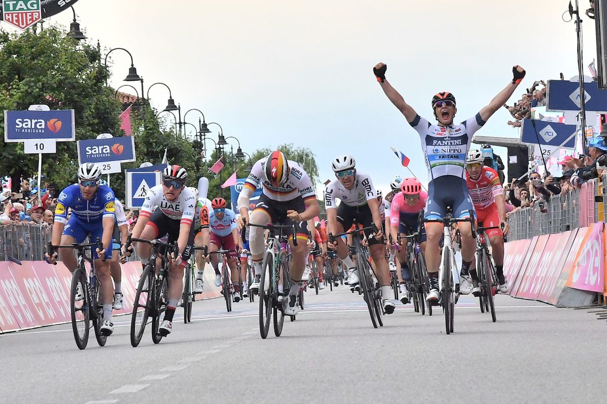 WOW! Cima pakt na lange vlucht nét voor sprintkanonnen de etappe in de Giro