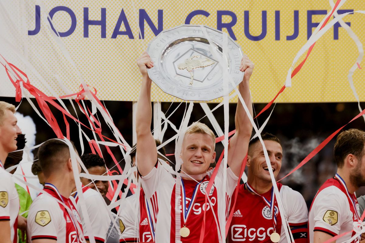 'Ajax vraagt aan Real Madrid en Van de Beek om transfer uit te stellen'