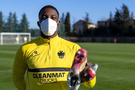 'Vitesse wil 3 miljoen voor Riechedly Bazoer, Feyenoord wil nog niet de helft betalen'