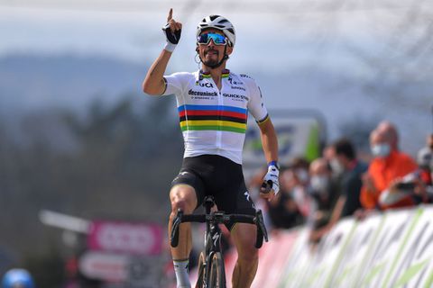 Wereldkampioen Alaphilippe wint Waalse Pijl na prachtige strijd met Roglic