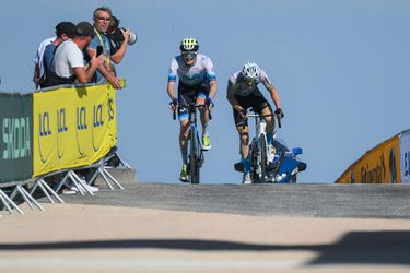 Jumbo-Visma strikt Amerikaan die bíjna won op Puy-de-Dôme in Tour de France