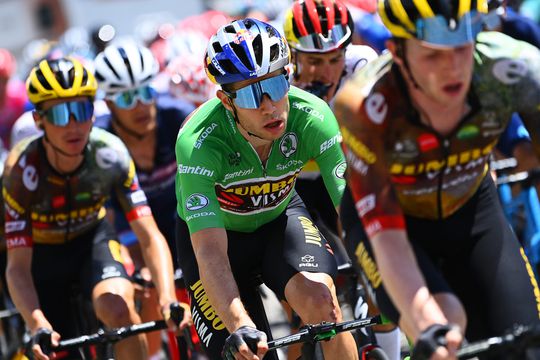 Dit is waarom Wout van Aert een helm van Red Bull draagt