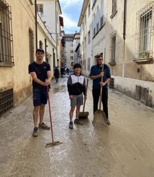 📸 | Yuki Tsunoda laat zich van zijn beste kant zien: Japanner veegt straten van Faenza schoon