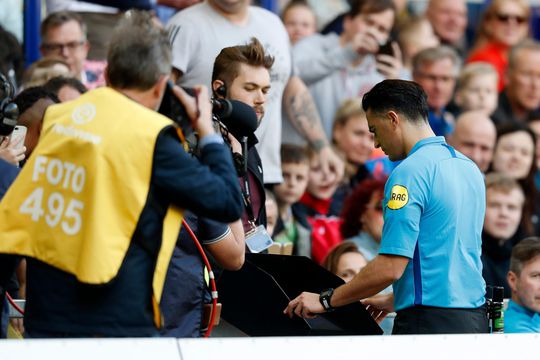 Vitesse-trainer Sloetski walgt van scheidsrechter Gözübüyük: 'Arrogant, hij denkt dat hij God is'