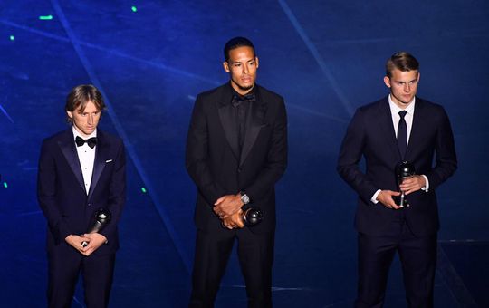 Stemgedrag bij FIFA-awards: Van Dijk maakte indruk op journalisten, Messi op collega's